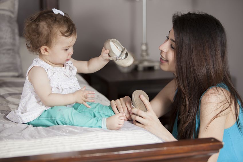 Niñera cuidando de niña pequeña